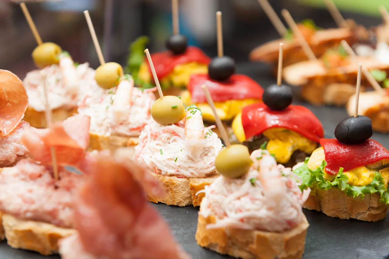 画像：鉄板の上でステーキを切っている