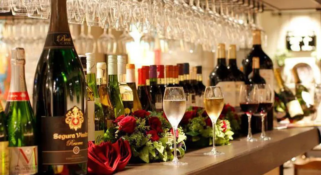 画像：ワイングラスとワイン