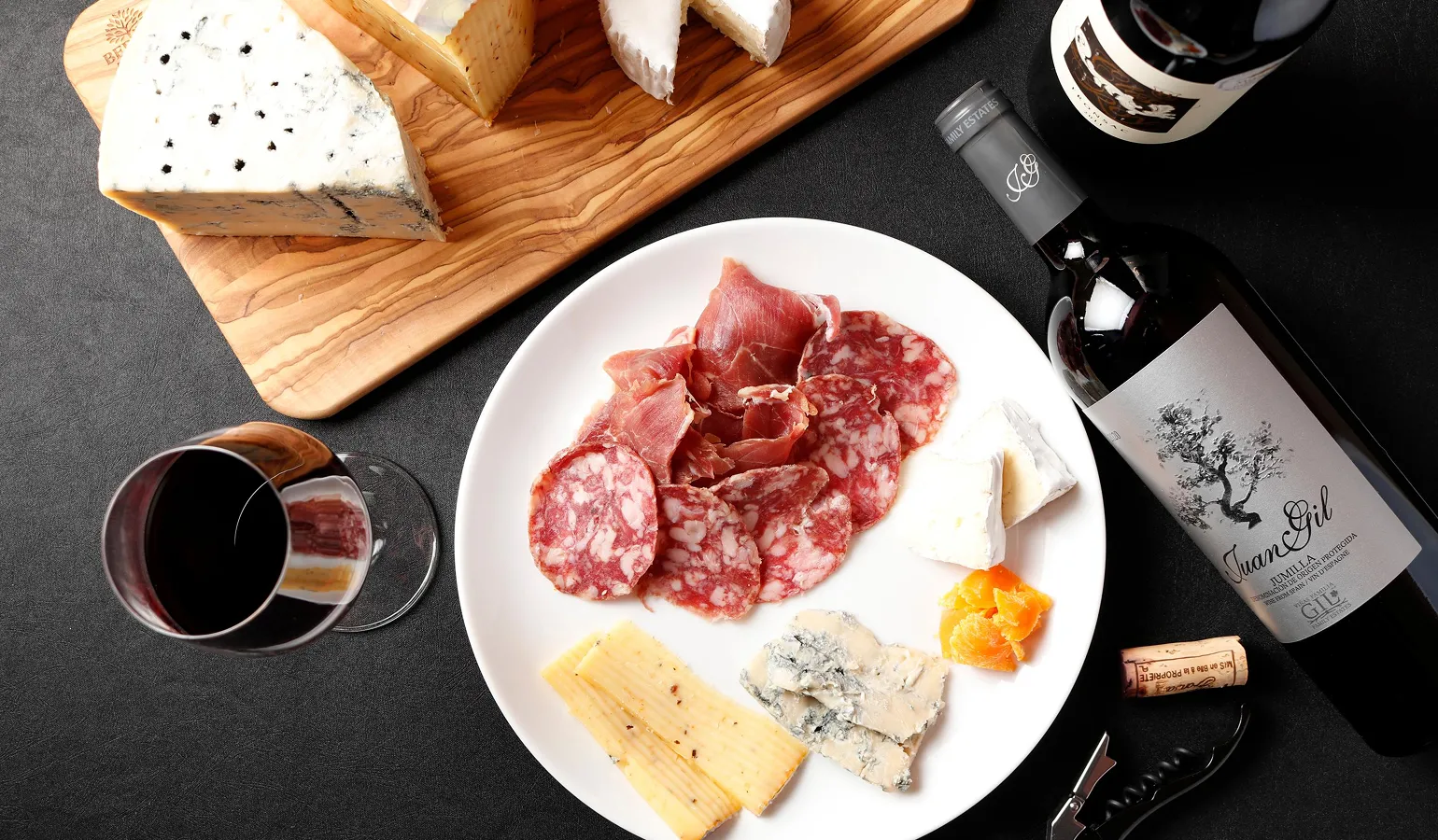 画像：鉄板の上でステーキを切っている