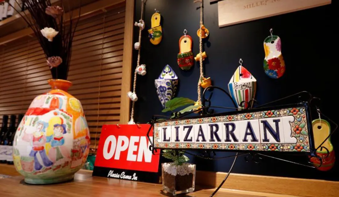 画像：お皿に乗ったチーズや生ハムと、ワイン